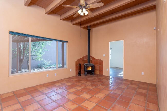 Building Photo - Cute Single Family Home Available now!
