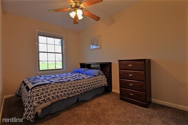 Building Photo - 3 br, 2 bath Townhome - 215 Mary Rose Ln