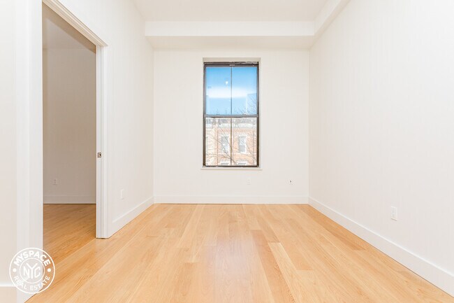 Foto del edificio - 55-27 Myrtle Ave