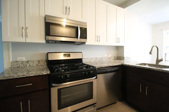 Building Photo - 3217 W Balmoral Ave