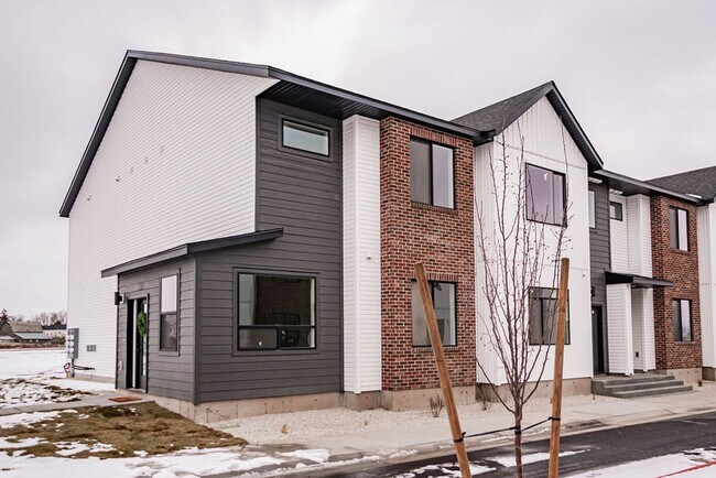 Foto del edificio - BRAND NEW TOWNHOME IN SUGAR CITY 3 BED 2.5 BATH AND 2 STALL GARAGE.