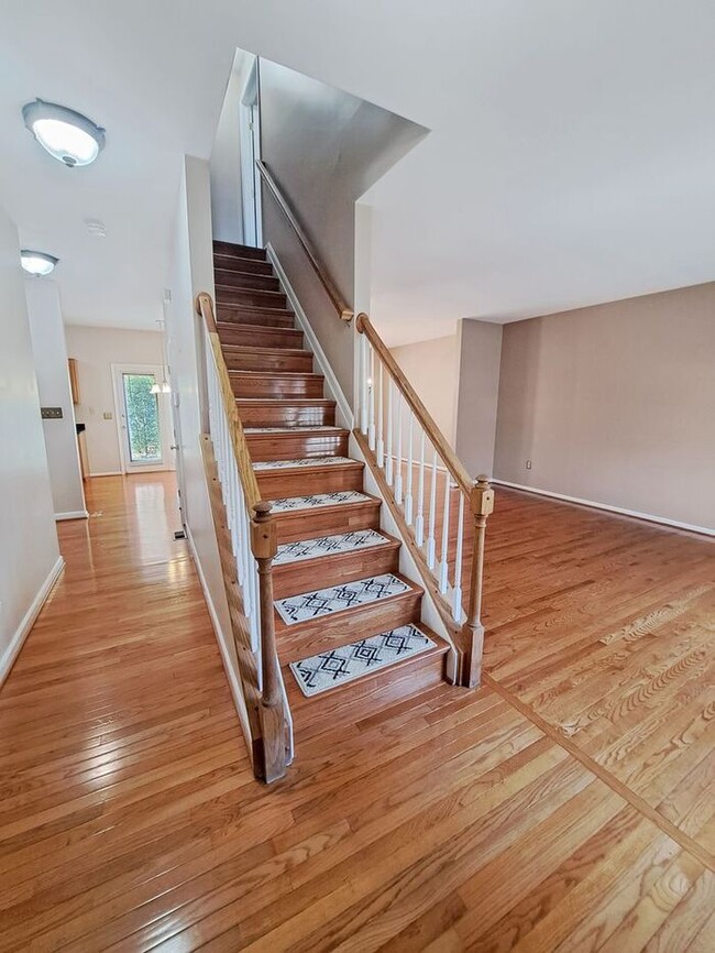 Building Photo - Lovely 3/Bedroom, 3 Bath SFH, Hardwood Flo...