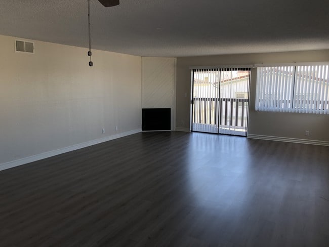 Family/Living Room - 415 N Broadway