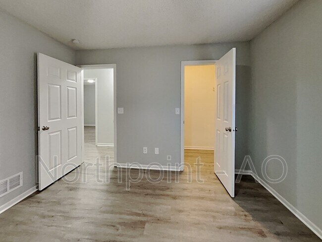 Building Photo - 309 NW Woodbury Dr