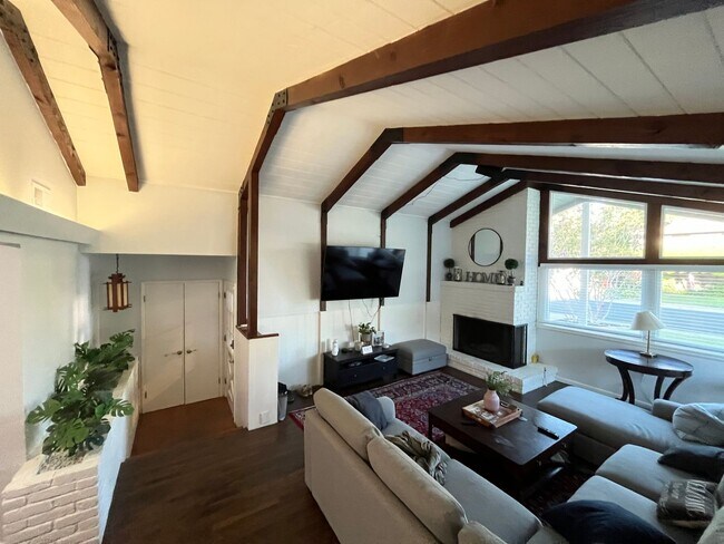Foto del edificio - Charming 3-Bedroom Home with Pool in West ...