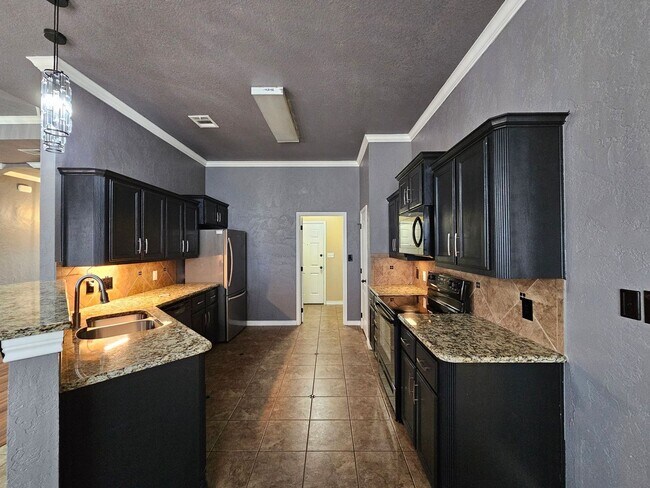 Foto del edificio - AVAILABLE NOW!