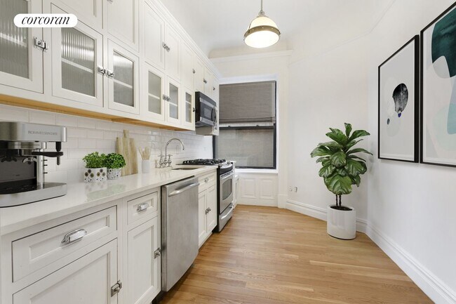 Building Photo - 57 W 75th St