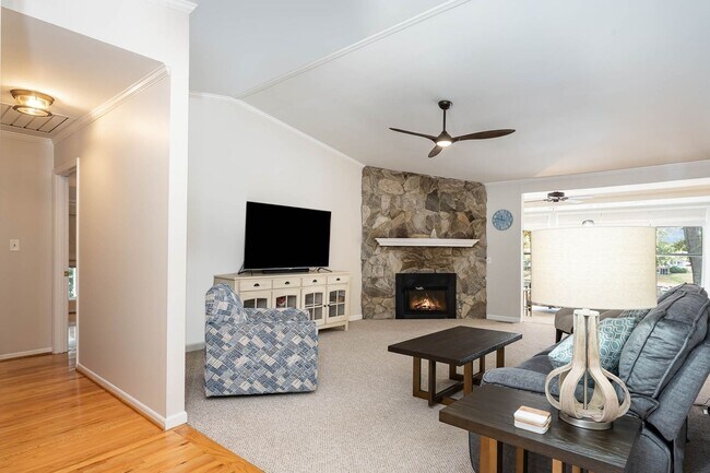 Foto del edificio - 3 BR Lake Front Living!