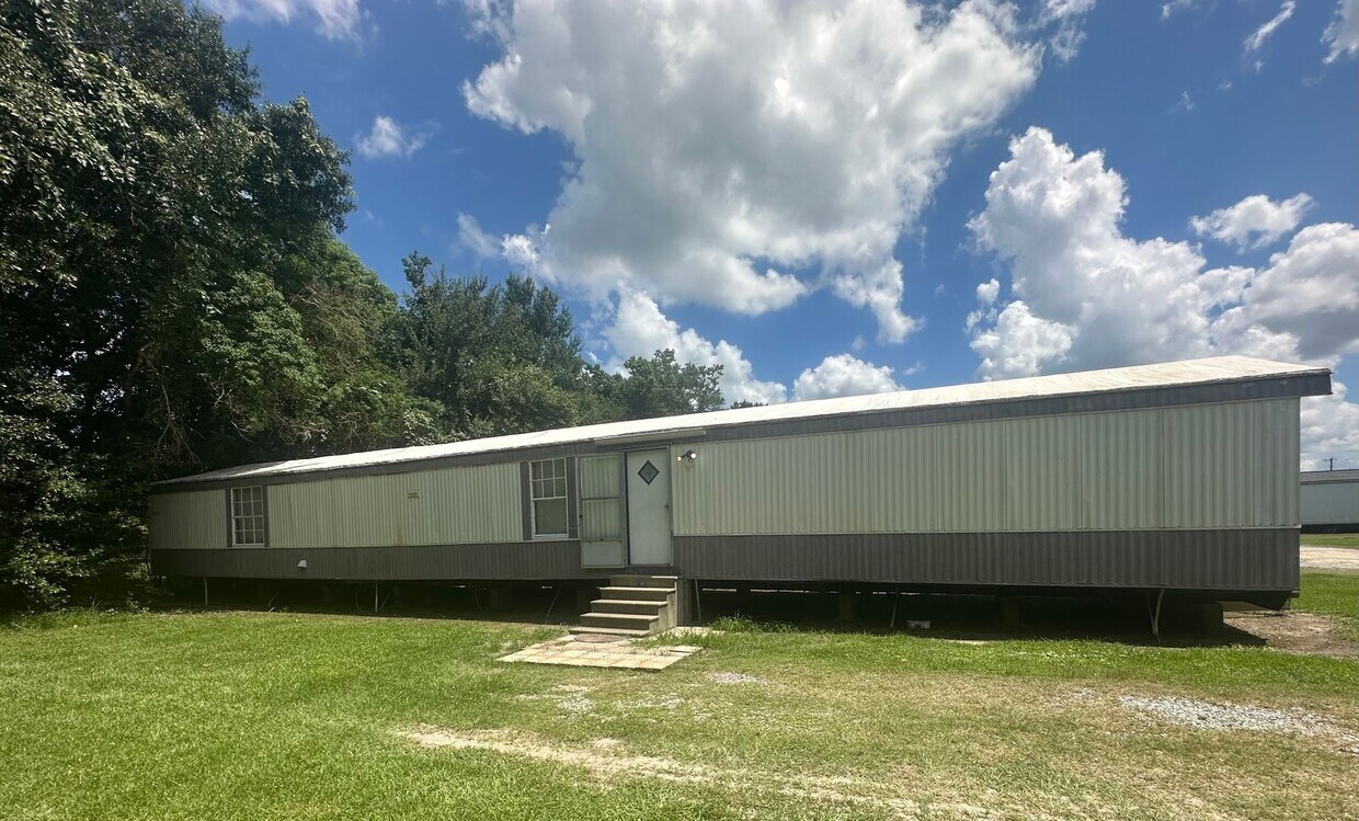 Foto principal - 3-bedroom, 2-bathroom Mobile Home Now Avai...