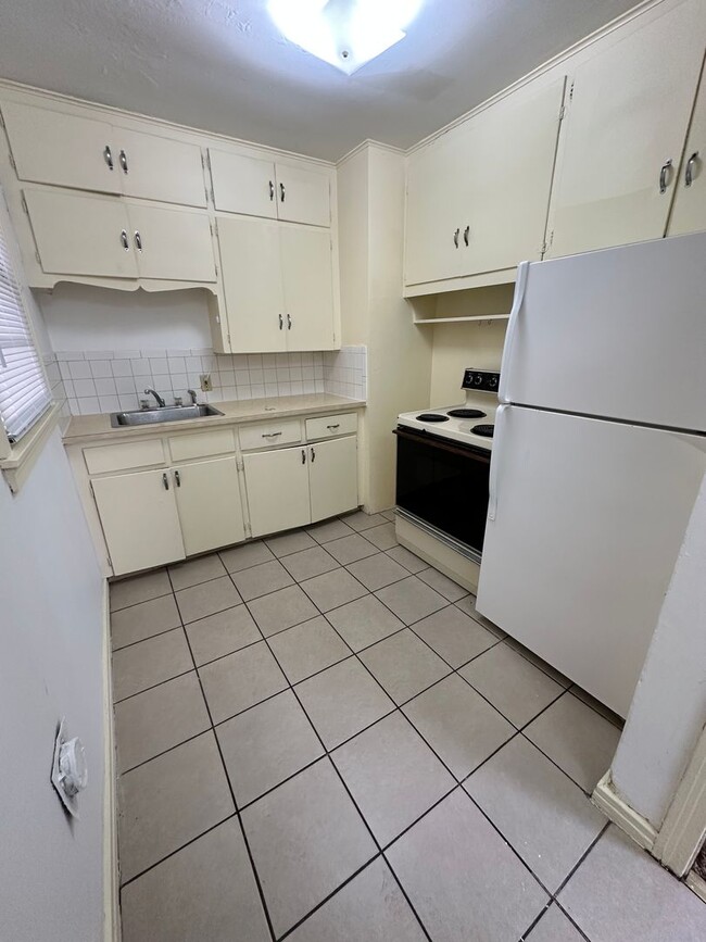 Building Photo - 1 Bedroom, 1 Bathroom House with Detached Garage