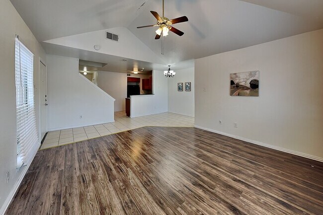 Foto del edificio - 905 Fairbanks Cir