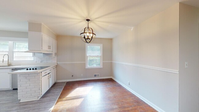 Foto del edificio - Ranch home close to Parkway