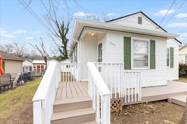 Building Photo - Renovated East Ridge 2 Bedroom with Large ...