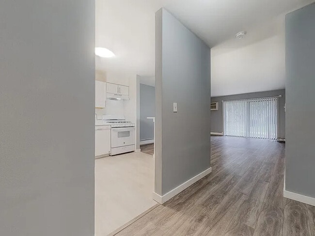 Building Photo - 3800 Bayside Dr