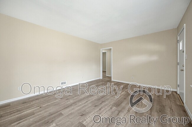 Building Photo - 828 Hillview Dr