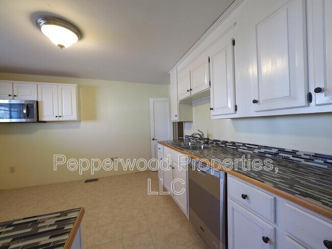 Building Photo - 400 Hampton Dr