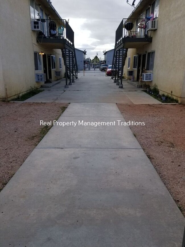 Building Photo - Upgraded 3 + 1 Apartment in Rosamond