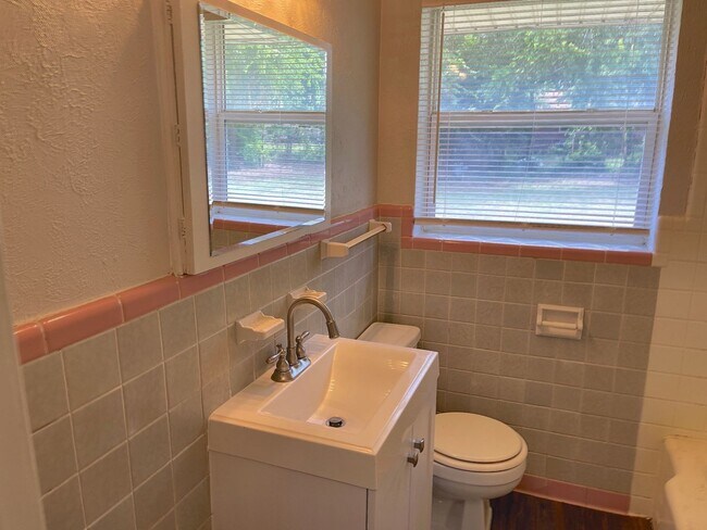 Foto del edificio - Cozy & Convenient Living in NE OKC with this 2-bedroom Home!