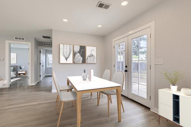 Foto del edificio - Light & bright University Hills home with ...