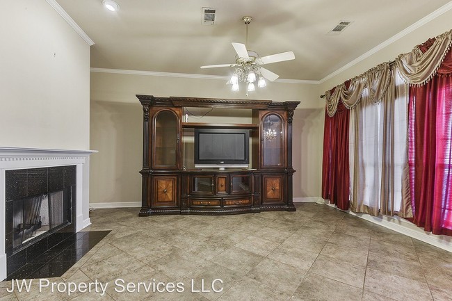 Building Photo - 3 br, 2.5 bath House - 20 Nouveau Lane W.