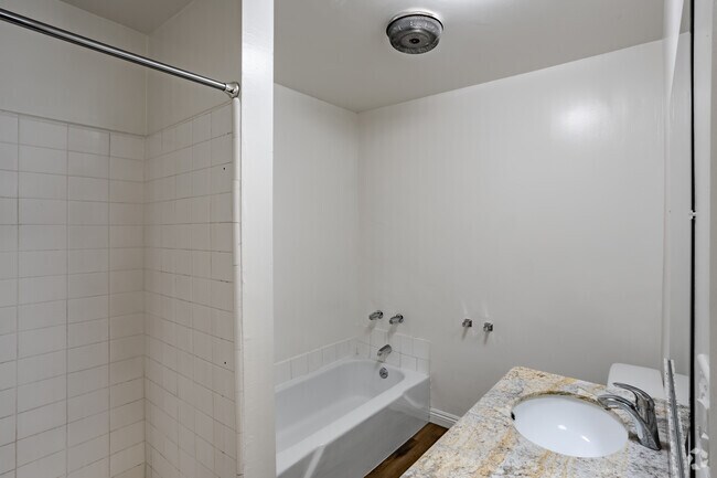 1HAB, 1BA - 8110 Redlands St