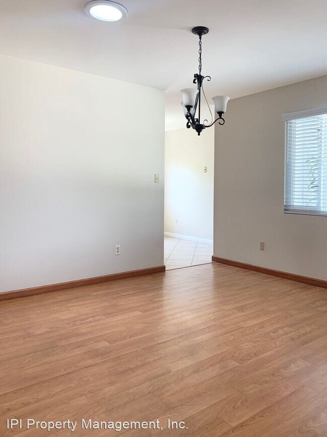 Building Photo - 4 br, 2 bath House - 364 E. Moss Street
