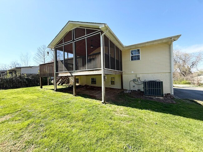 Foto del edificio - 220 Brampton Rd