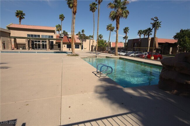 Foto del edificio - 5116 River Glen Dr