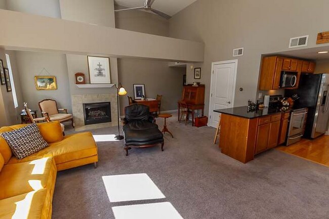 Building Photo - 350 N Meridian St