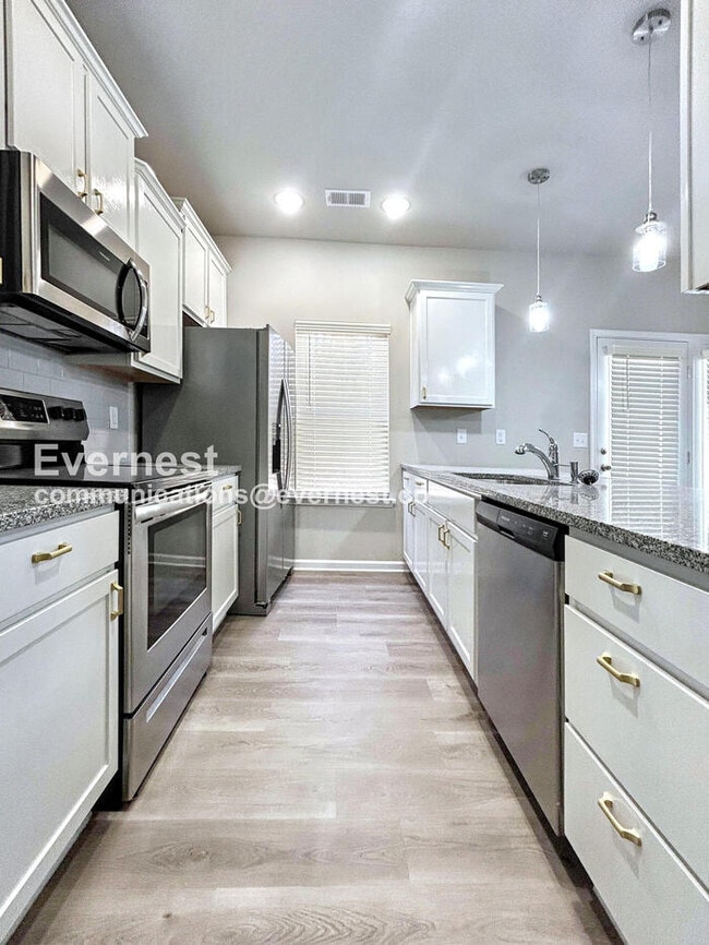 Foto del edificio - 8037 Alderton Ln