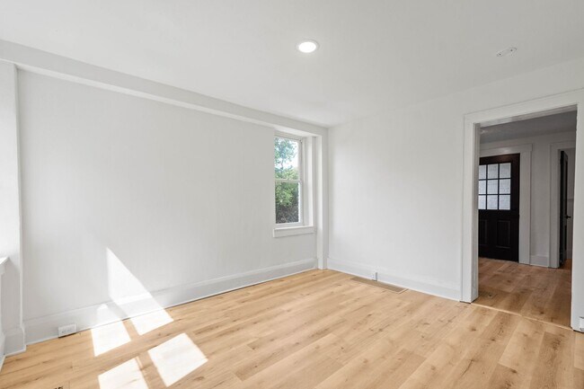 Foto del edificio - AVAILABLE OCT 1st! Beautifully RENOVATED 1-bedroom apartment in the HEART OF DORMONT!