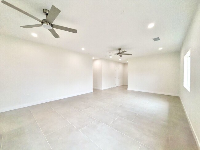Building Photo - AVAILABLE NOW!! Beautiful 4 Bedroom 3 Bathroom Home in Cathedral City