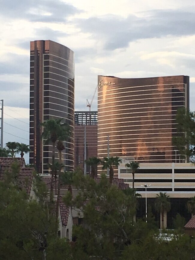 Building Photo - Gorgeous fully furnished strip view condo ...