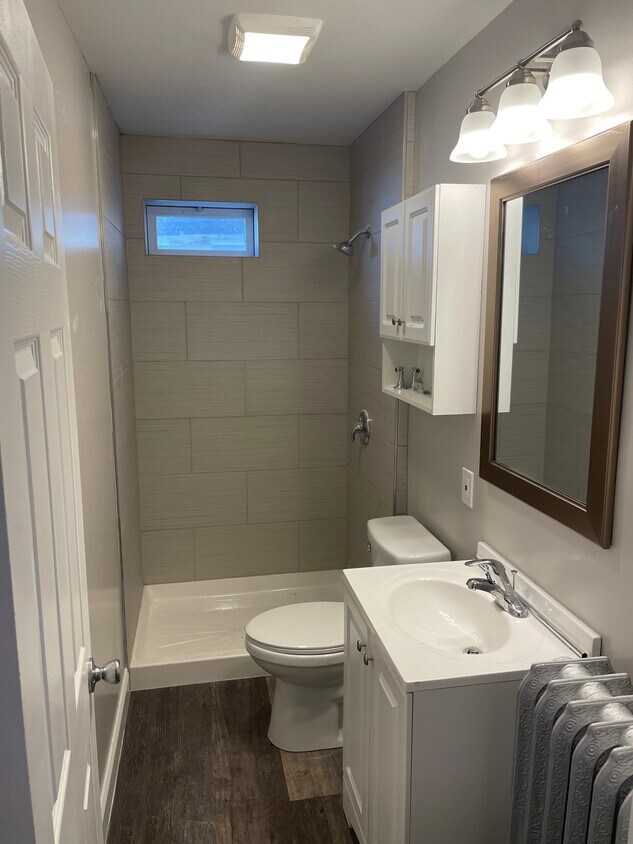 Bath - 1468 Kellogg St