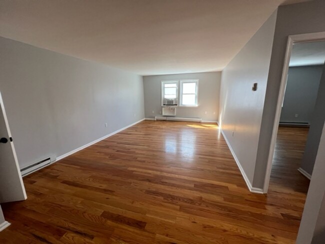 Building Photo - Renovated large 1 BR in heart of downtown ...