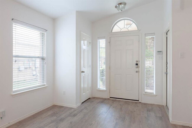 Foto del edificio - 906 Aiken Dr