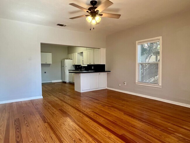 Foto del edificio - Pre-Leasing Summer 2025 - Charming Home, V...