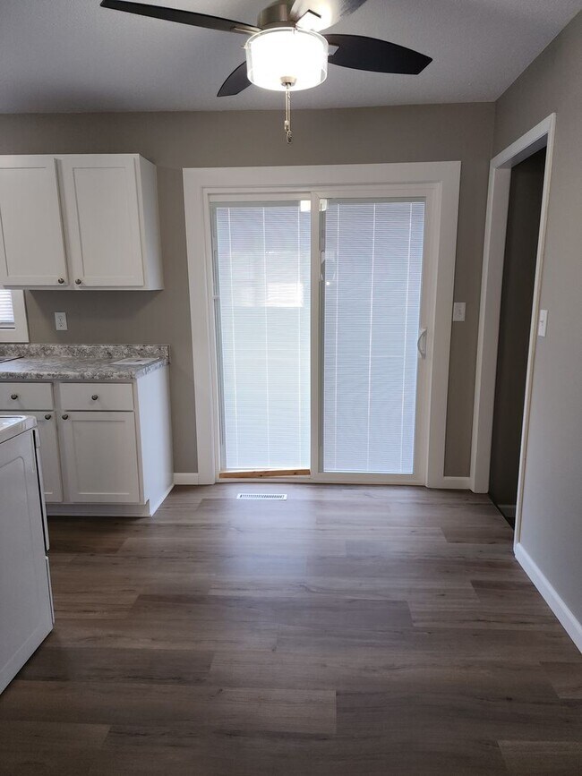 Foto del edificio - Four bedroom two bathroom house W/ double ...