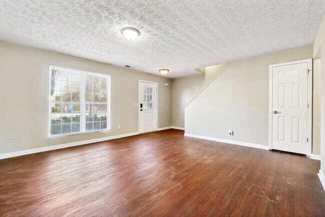 Foto del edificio - Charming Two-Story Townhome: Spacious Livi...