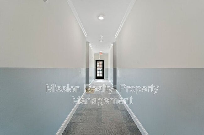 Foto del edificio - 11905 Centre St