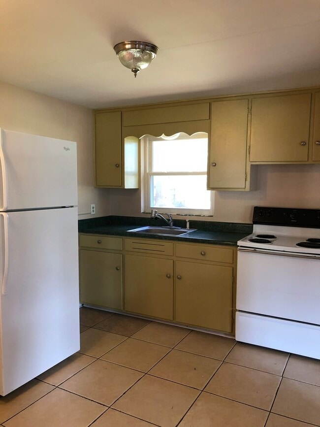 Building Photo - 3 Bed 1 Bath Home | Pet Friendly | Washer ...