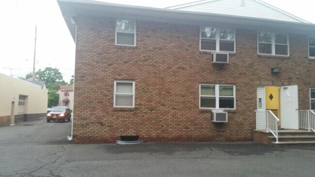 Parte trasera del edificio - 515 Bound Brook Rd