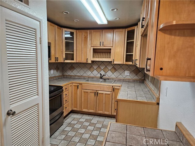 Building Photo - 22700 Lakeway Dr