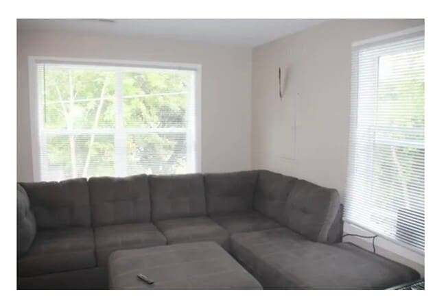 Building Photo - 84 Curtice St E