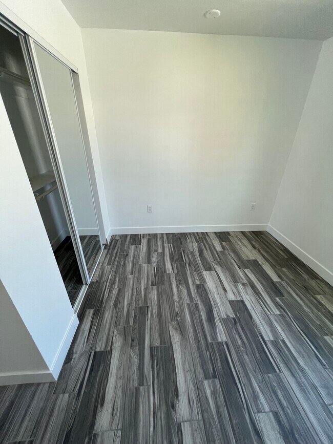 Foto del edificio - 817 W 101st St