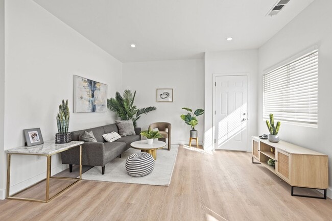 Foto del edificio - Showing Times: Every Wednesday 2:30PM - 3:30PM  & Every Saturdays 3:00PM - 4:00PM