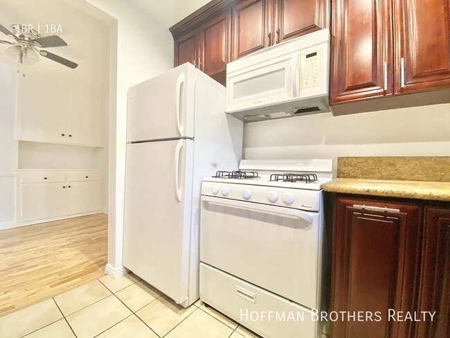 Foto del edificio - 8407 Clinton Ave