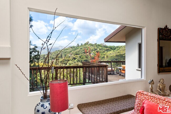 Foto del edificio - 1410 N Topanga Canyon Blvd