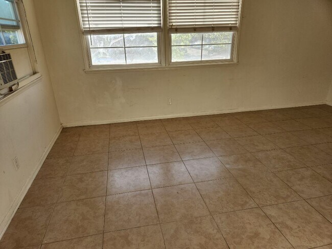 Foto del edificio - 6512 Woodley Ave