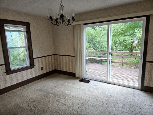 Building Photo - 3 bedroom 1 bath house